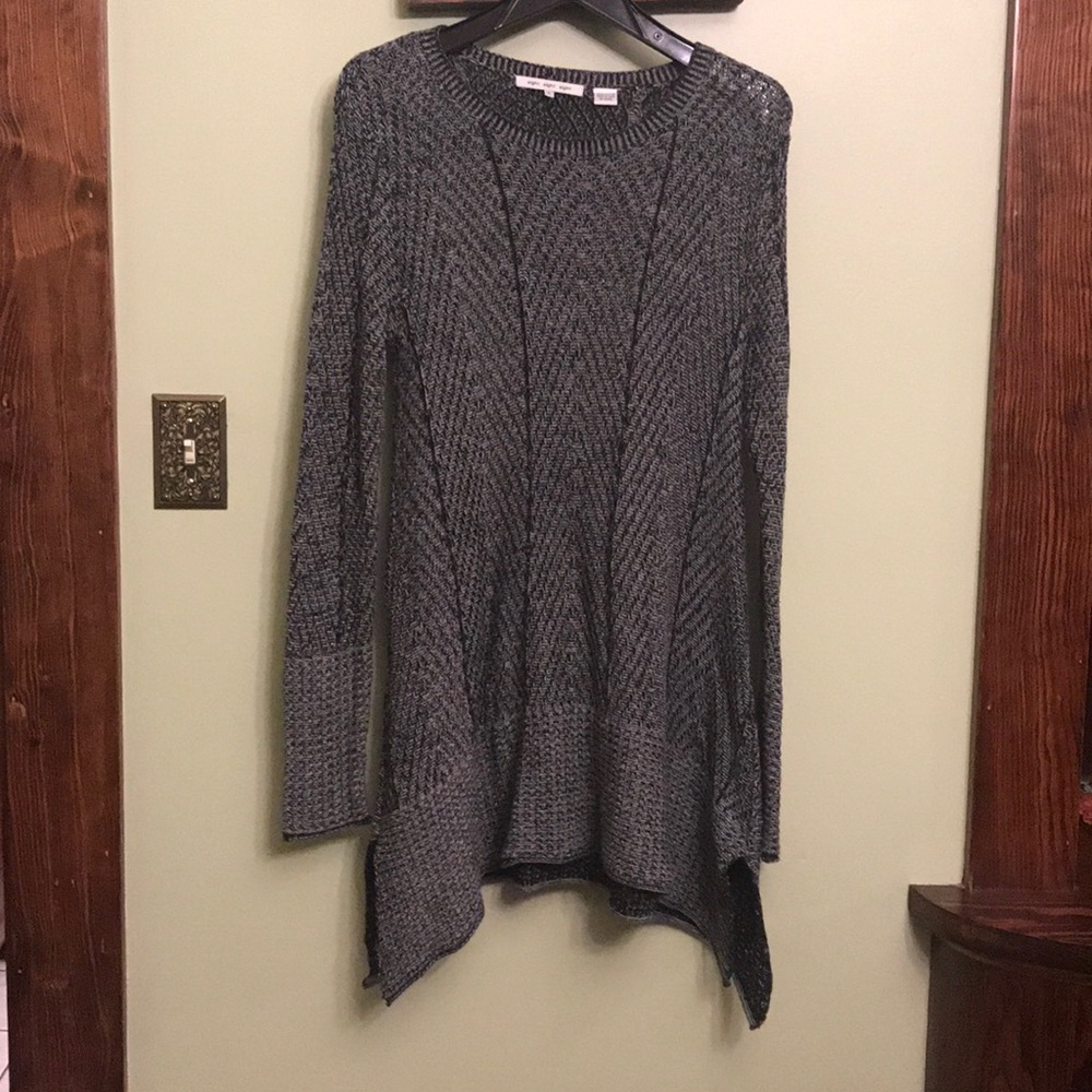 Black and white longe sleeve tunic sweater